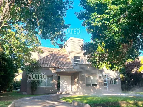 TRES DORMITORIOS - ESTUDIO - QUINCHO CERRADO