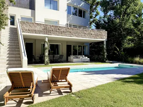 Moderna Casa en Venta, 3 Plantas, Jardín, Pileta y Cochera - Acassuso, San Isidro
