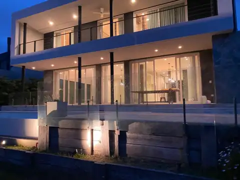 Casa en Venta con 4 cocheras