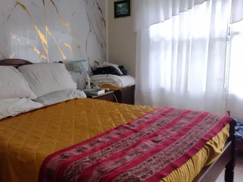 CASA EN VTA AMPLIAS DIMENSIONES MUY BIEN UBICADA.