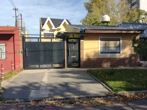CASA EN VTA AMPLIAS DIMENSIONES MUY BIEN UBICADA.