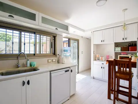 Casa 4 ambientes con 2 baños