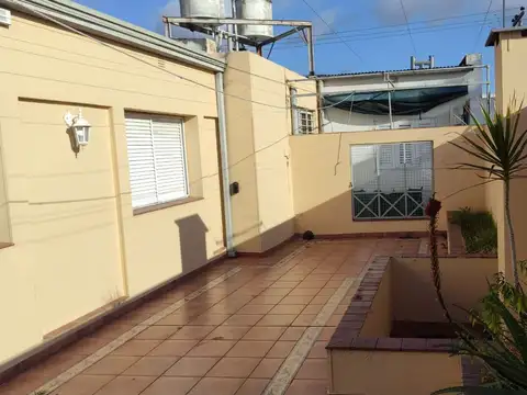 SE VENDE EXCELENTE PLANTA ALTA DOS DORMITORIOS