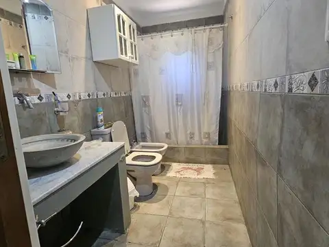 Casa 8 ambientes con 4 baños