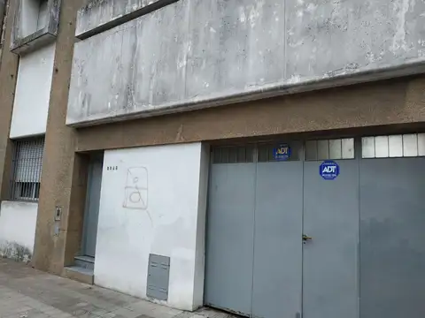 CASA EN VENTA, ROSARIO CENTRO, QUINCHO Y PILETA, AMPLIO TERRENO