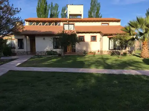 CASA CON GRAN PARQUIZADO EN VENTA, VISTALBA