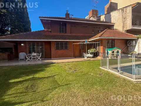 Casa en venta de cinco ambientes con piscina, parque y garaje