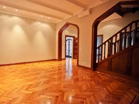 Casa 6 ambientes con 5 baños