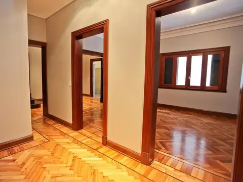Casa  estilo Tudor en alquiler con jardin y piscina - Belgrano R. Impecable estado.