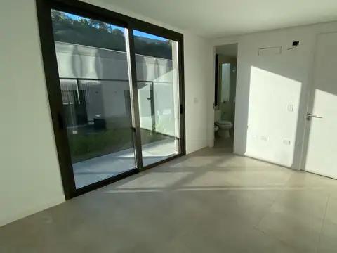 Depto Tipo Casa 4 ambientes con 3 baños