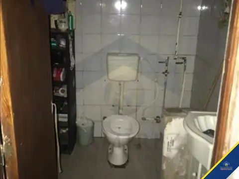 EN VENTA LOCAL Y DEPTO