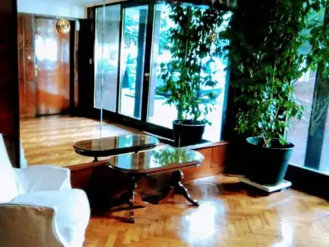 PISO DE CATEGORIA CON COCHERA Y BAULERA - A METROS DE AVENIDA LA PLATA