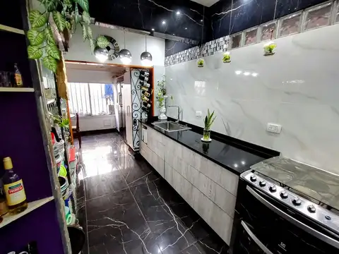 Casa 6 ambientes con 2 baños