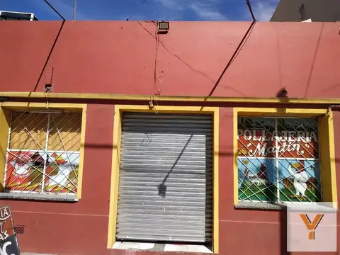 Casa en venta - 2 Dormitorios 2 Baños -  Local - 300Mts2 - Los Hornos, La Plata