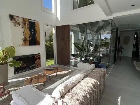 Casa 5 ambientes con 4 baños