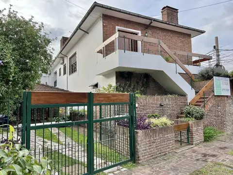 Espectacular casa en venta, 5 amb. con gran jardín y varias cocheras, en Las Lomas de San Isidro.