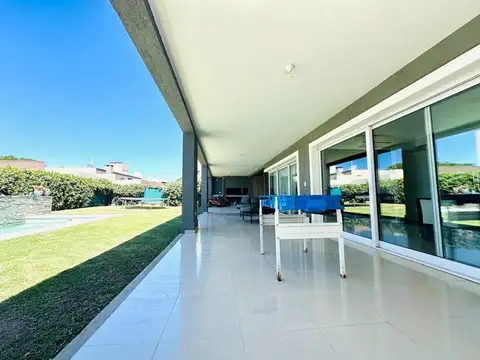 Casa en Venta con 4 cocheras