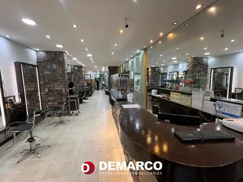 Local de 170 m² con vidriera a la calle y sótano en Tribunal