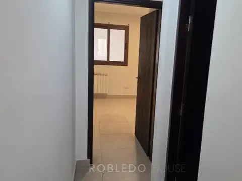 Casa en Alquiler con 2 cocheras