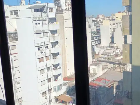 Dueño Directo. Hermoso 2 Ambientes Muy Luminoso En Av. Corrientes 2900. Excelente Ubicación, Mucha Luz .  Todos Los Ambientes Con Ventanas Al Exterior.