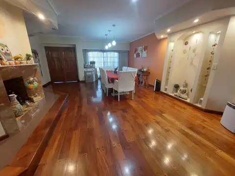 Casa en Venta con 5 cocheras