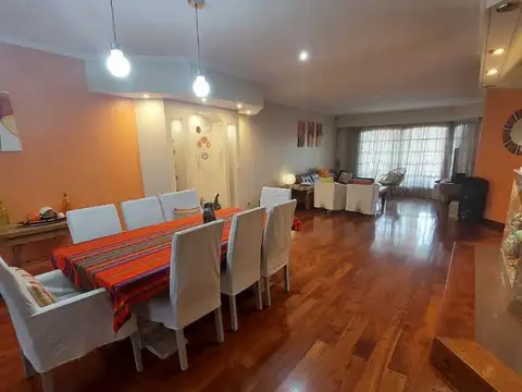 Casa 6 ambientes con 4 baños