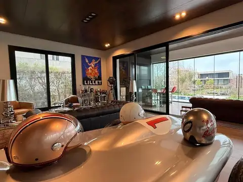 Casa en Alquiler con 4 cocheras