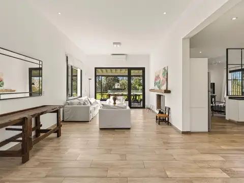Casa 4 ambientes con 2 baños