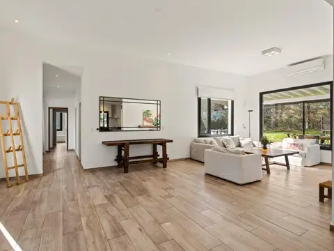 Casa 4 ambientes con 2 baños