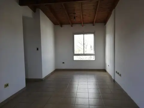 60 y 22 Al frente 1 dormitorio con placard, balcón, living comedor. Muy luminoso