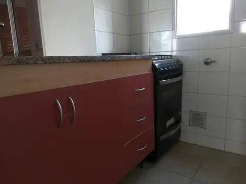 60 y 22 Al frente 1 dormitorio con placard, balcón, living comedor. Muy luminoso