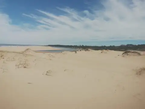 Casa en venta en Uruguay, a pocas cuadras de La Rambla, en el barrio “Sol y Mar”. Ciudad de La Costa