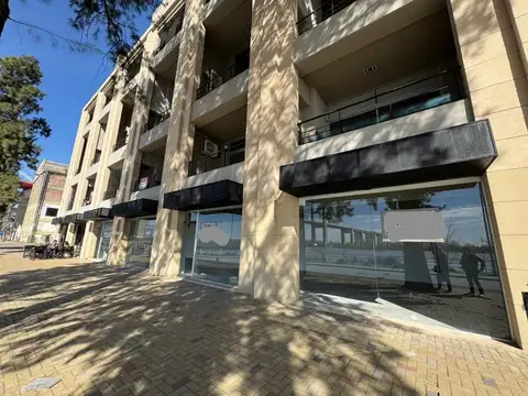 Locales frente al Rio