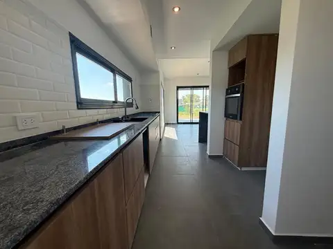 Casa 4 ambientes con 3 baños