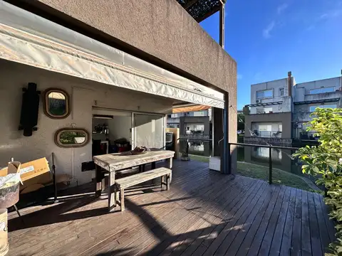 Casa en Alquiler con 2 cocheras