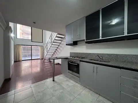 2 AMBIENTES EN DUPLEX CON DOS BAÑOS Y BALCON.