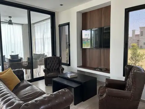 Casa en Alquiler con 3 cocheras
