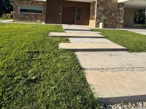 Casa 4 ambientes con 4 baños