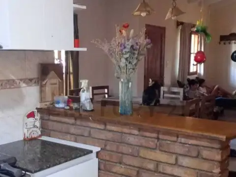 Casa 7 ambientes con 2 baños