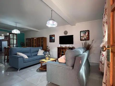 Casa 5 ambientes con 2 baños