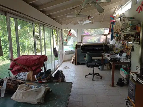 Casa en 3 plantas 4/6 con jardín, piscina, quincho, amplio garage pasante para varios autos