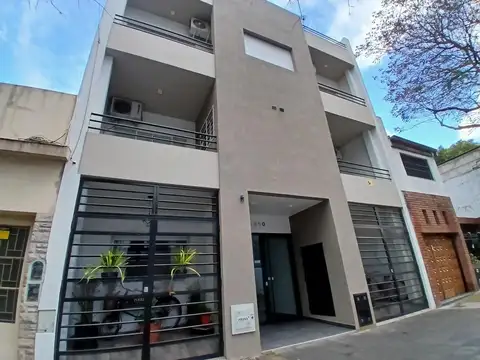 Tipo casa, 3 ambientes al frente, c/quincho y terraza propia