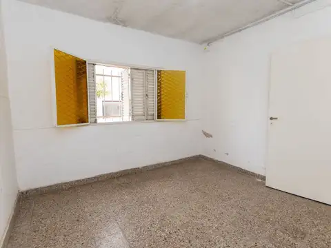 CASA EN VENTA - 3 DORMITORIOS CON COCHERA y PATIO