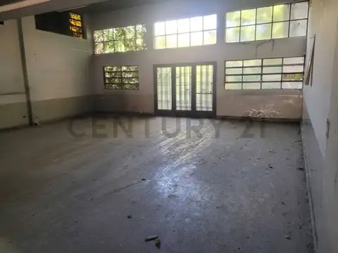 Venta Propiedad Mixta con Local/Depósito y Vivienda de 5 Ambientes Parque con Pileta