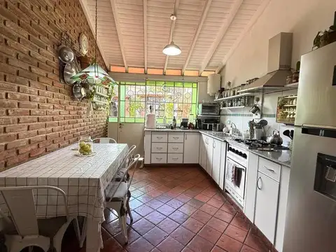 Casa 4 ambientes con 2 baños