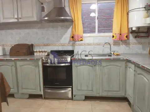 Casa 7 ambientes con 2 baños