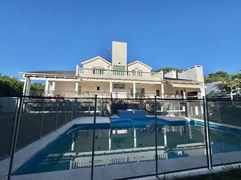Casa 8 ambientes con 3 baños