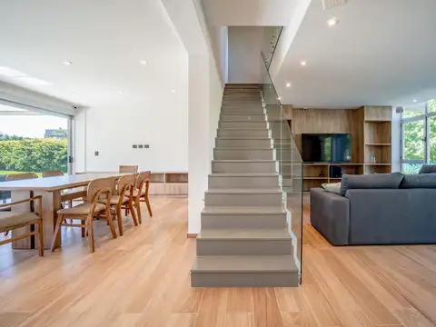 Casa en Venta con 2 cocheras