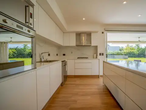 Casa 6 ambientes con 2 baños