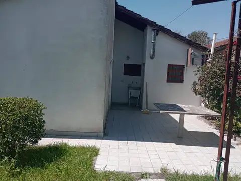 Chalet en La Plata - 4 ambientes - calle 81 entre 12 y 12bis - Muy buen estado